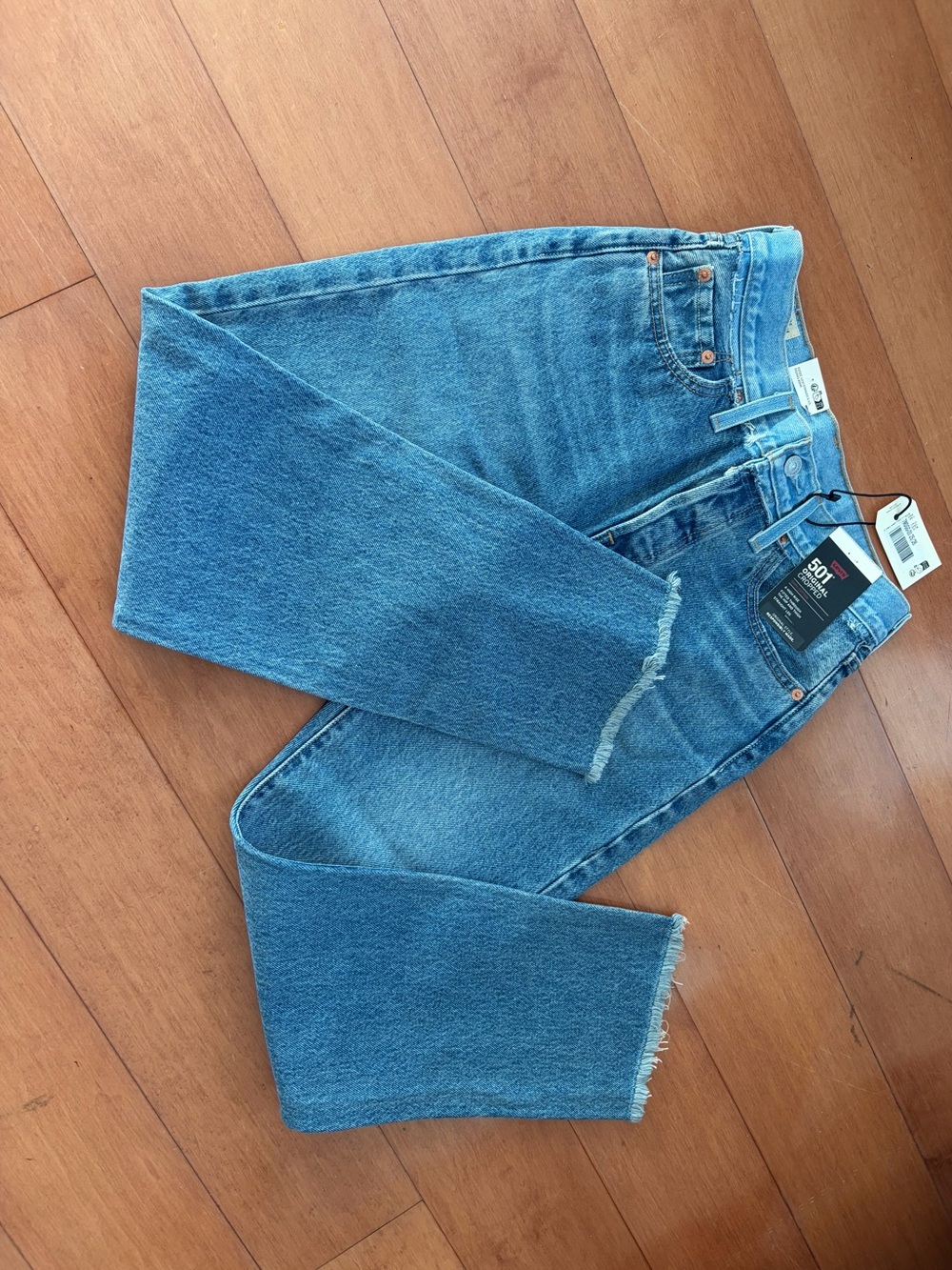 Levi's 501 Original Cropped Jeans in Light Blue, 25-26 - Picture 5 of 9